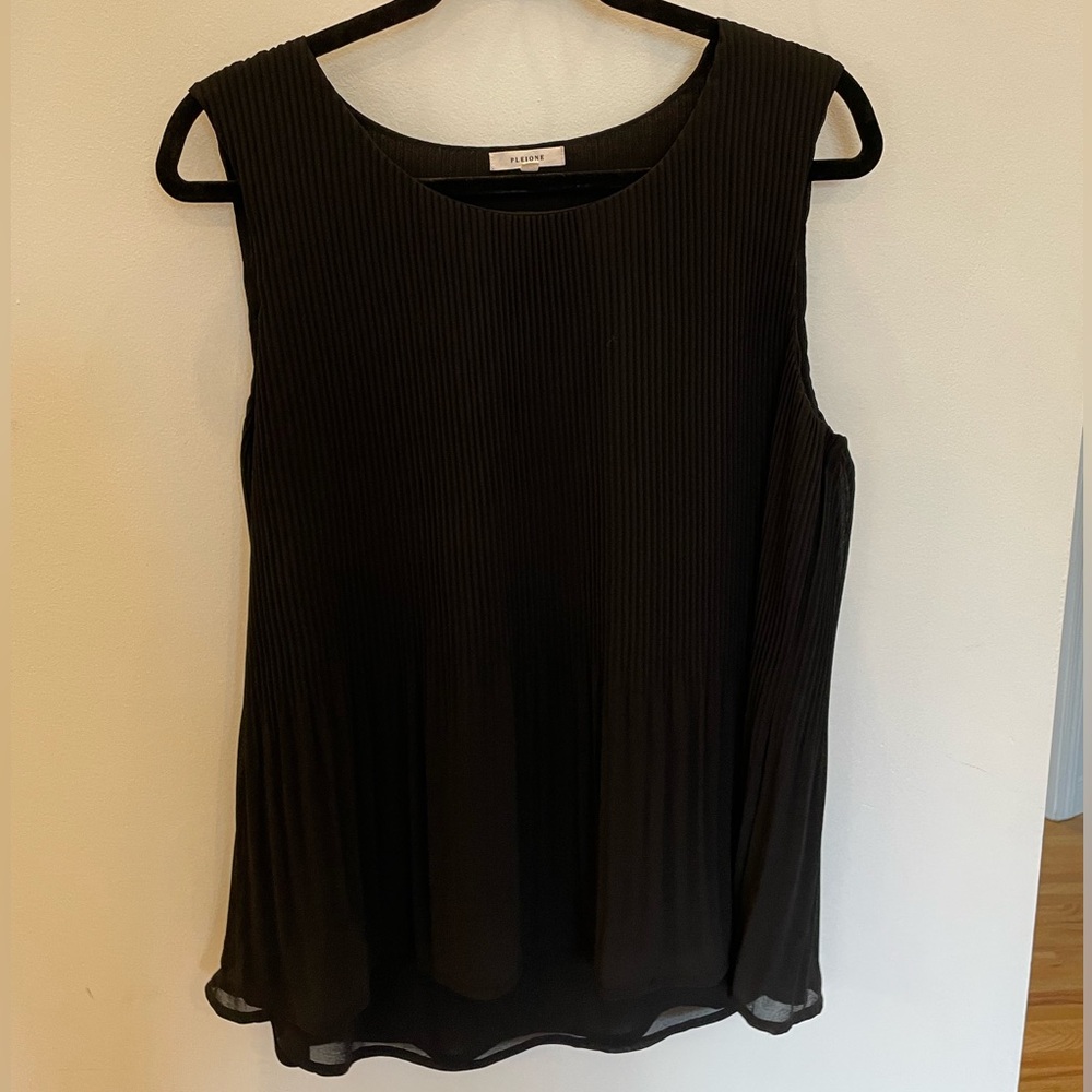 Pleoine- Elegant Black Pleated Sleeveless Top